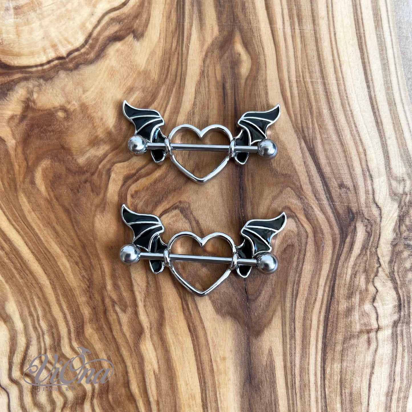 Schwarzes Gothic Herz Nippelpiercing – 14G Flügel