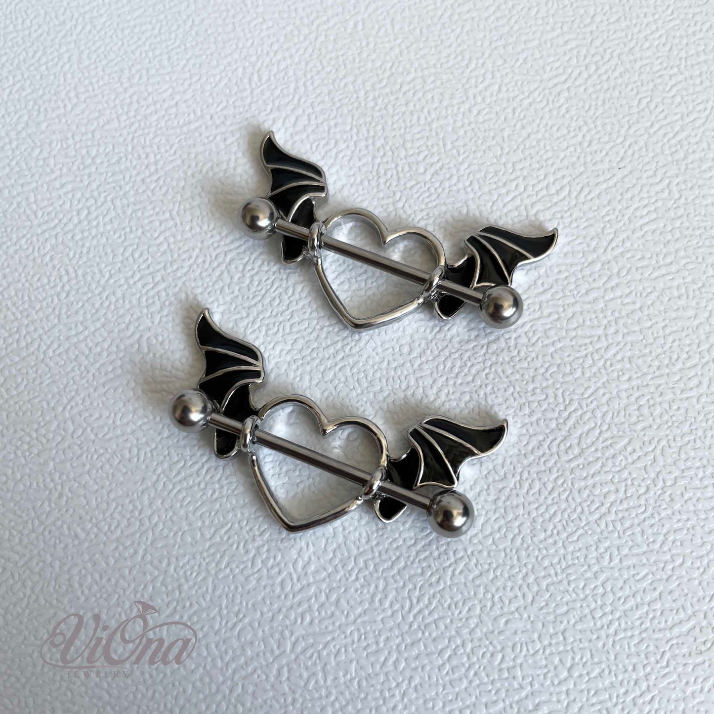 Schwarzes Gothic Herz Nippelpiercing – 14G Flügel