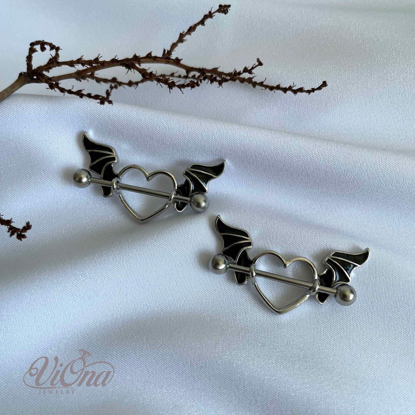 Schwarzes Gothic Herz Nippelpiercing – 14G Flügel
