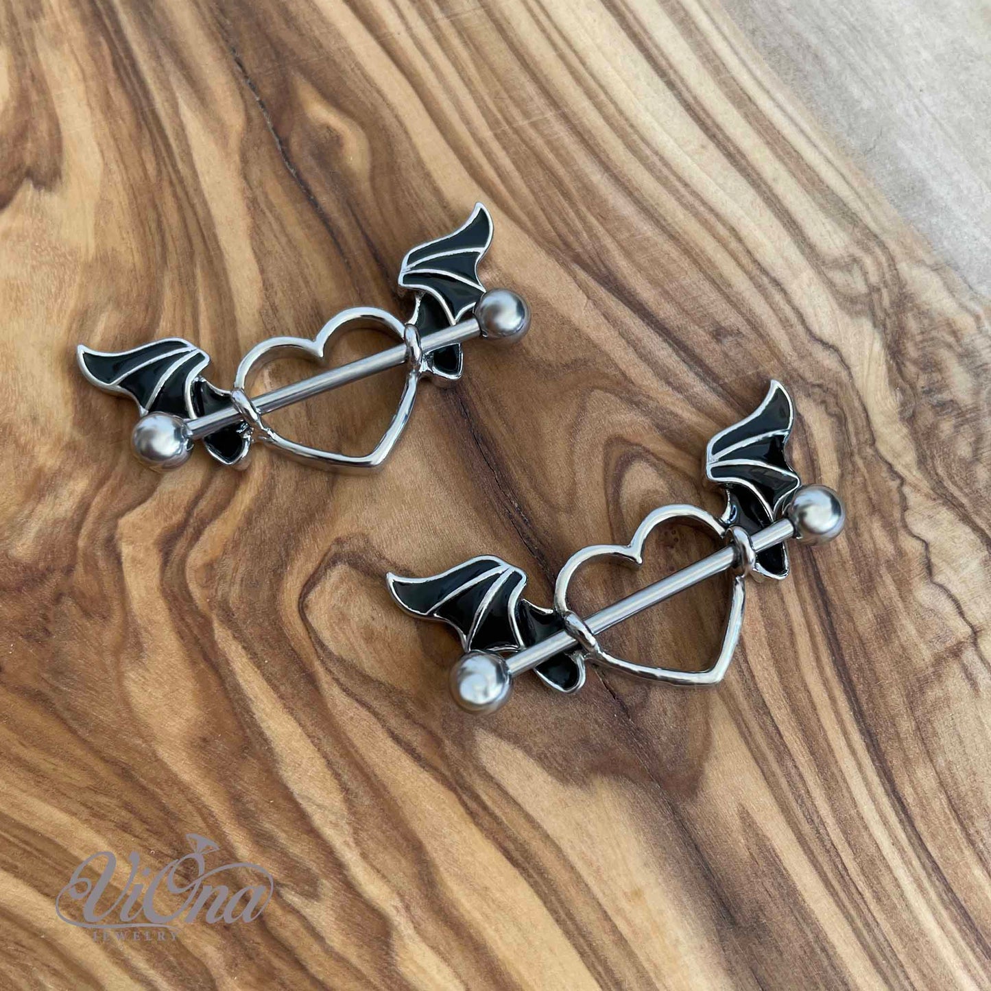 Schwarzes Gothic Herz Nippelpiercing – 14G Flügel