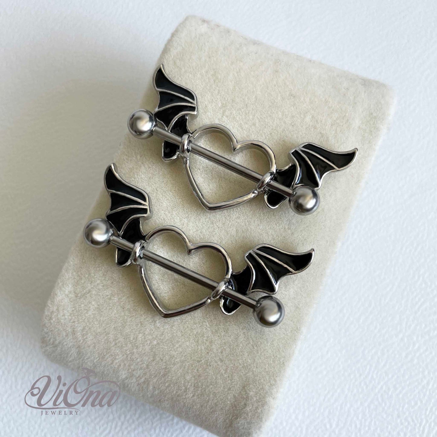 Schwarzes Gothic Herz Nippelpiercing – 14G Flügel