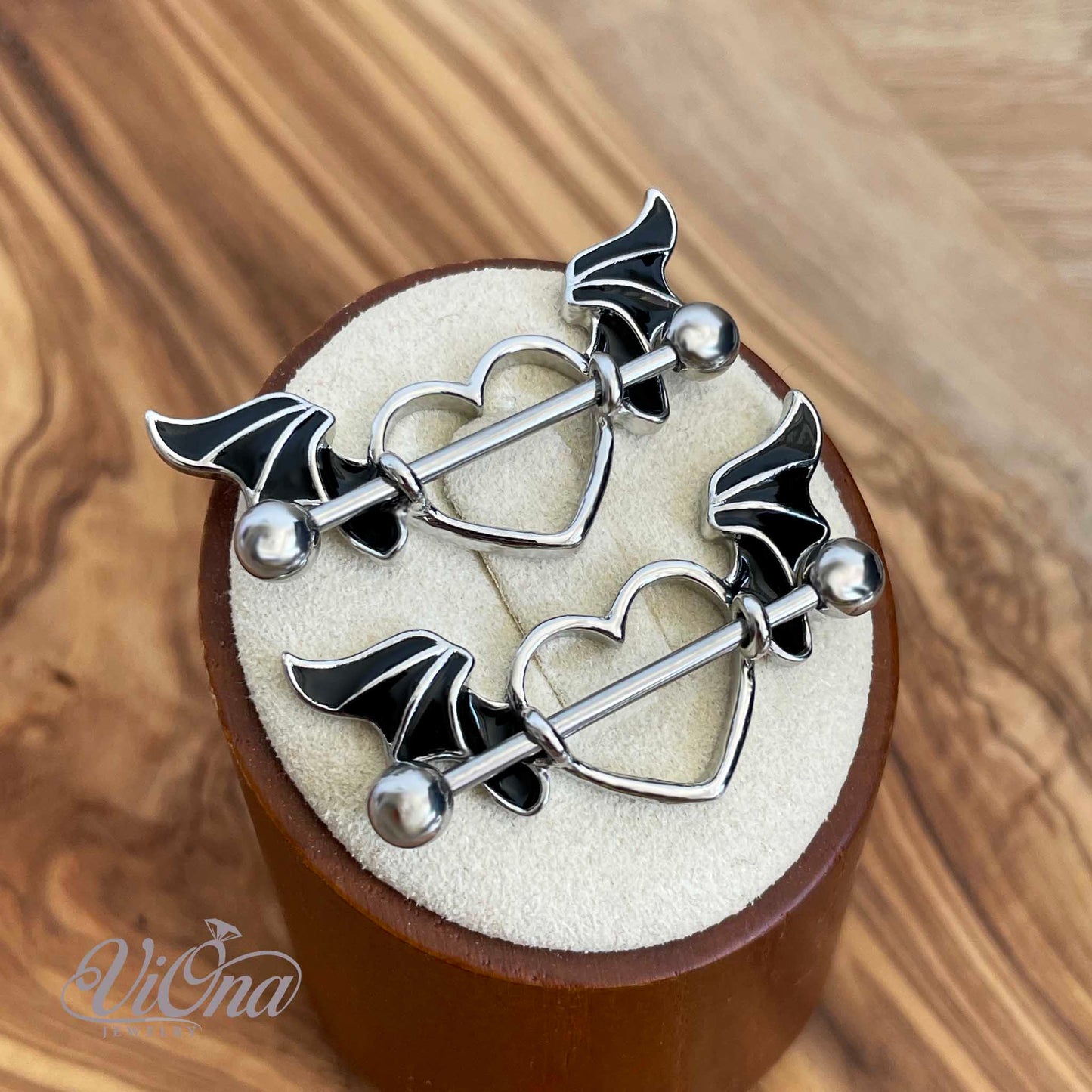Schwarzes Gothic Herz Nippelpiercing – 14G Flügel