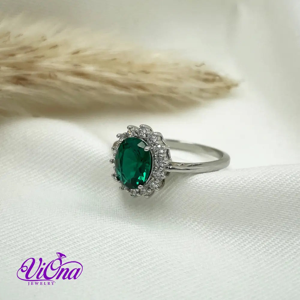 925 Sterling Silver Ring with Synthetic Emerald Green Crystal – Inspired by Princess William & Diana's Legacy